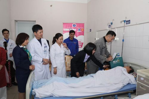 Mang Giáng sinh yêu thương đến 2 bệnh viện phía Nam