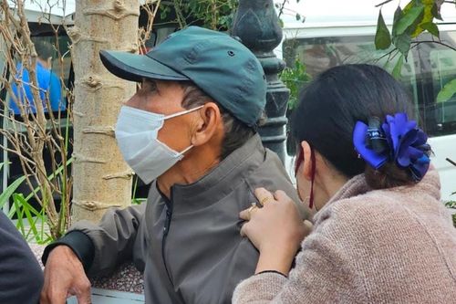Vụ cháy làm 11 người chết ở Cổ Nhuế 2: Người cha già gọi con không được, chạy đến 'nhà xác' tìm con