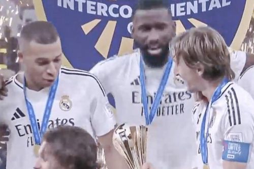 Hành động đẹp của Modric với Mbappe