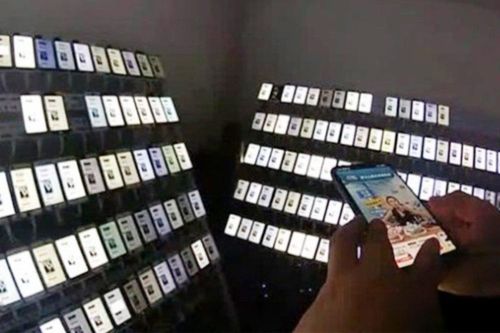 Người đàn ông dùng 400 điện thoại xem livestream phát túi mù cùng lúc