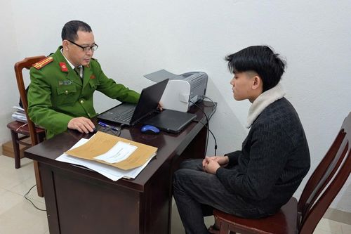 Nam sinh đánh bạn dã man ở sân trường chỉ vì 10.000 đồng