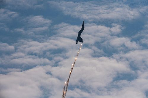 Người dân reo hò khi tiêm kích Su-30MK2 nhào lộn, thả đạn nhiễu