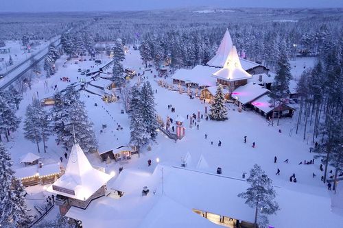 Quê hương ông già Noel 'quá tải'