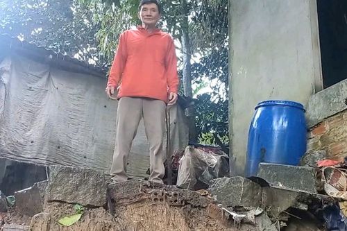 Sạt lở lấn sâu vào đất liền, hàng chục hộ dân thấp thỏm