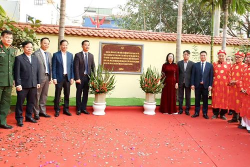Quận Hoàng Mai gắn bia di tích cách mạng tại đình Kim Lũ