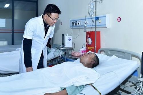 Phó Thủ tướng Lê Thành Long kiểm tra hiện trường, thăm hỏi nạn nhân vụ cháy quán cà phê tại Hà Nội