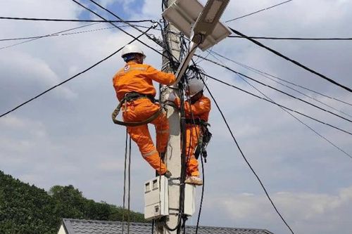 Lắp đặt 39 đèn pha năng lượng mặt trời cho thôn Kho Vàng, Nậm Tông