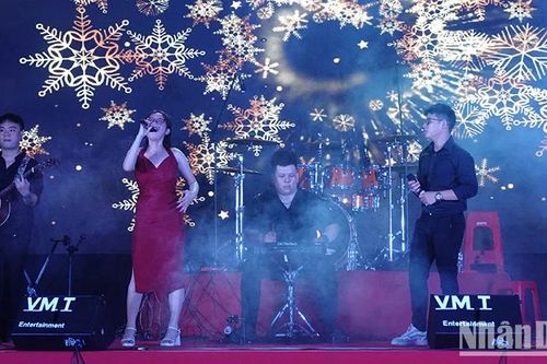 Ca sĩ Đoan Trang tham gia ban giám khảo tại Liên hoan Ban nhạc nhóm ca lần thứ VI