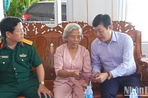Bí thư Tỉnh ủy Đồng Tháp thăm gia đình phi công Nguyễn Văn Bảy