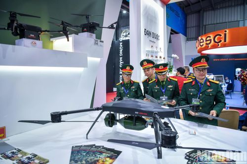 Khách tham quan hào hứng với dàn khí tài tại Triển lãm Quốc phòng quốc tế Việt Nam 2024