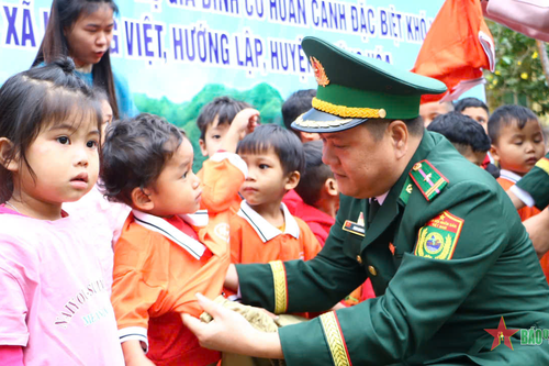 Trao tặng quà và sinh kế cho đồng bào Vân Kiều