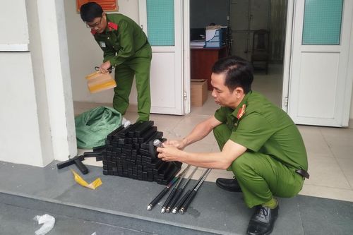 Người dân giao nộp hàng trăm gậy ba khúc