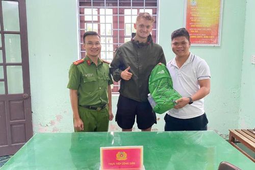 Du khách nước ngoài cảm ơn Công an!