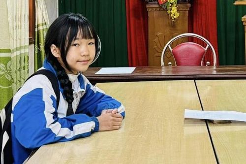 Nhặt được xấp tiền dày mệnh giá lớn, nữ sinh lớp 7 liền đến trụ sở Công an nhờ tìm người đánh rơi trả lại