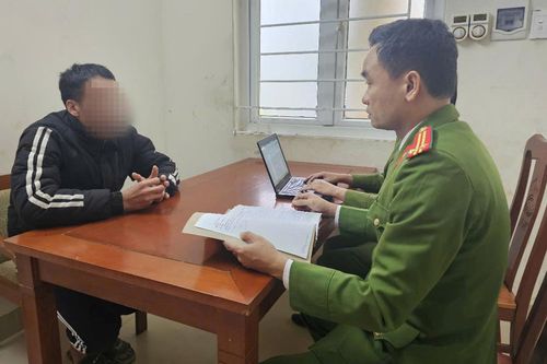 Nhặt được thẻ ATM kèm mảnh giấy ghi thông tin mật khẩu, thanh niên nảy lòng tham thực hiện rút trộm số tiền lớn