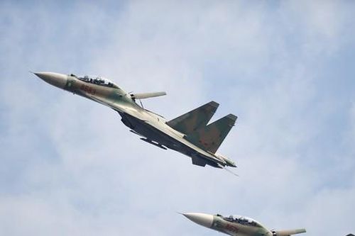 Màn trình diễn mãn nhãn của tiêm kích Su-30MK2 và trực thăng Mi trên bầu trời Hà Nội