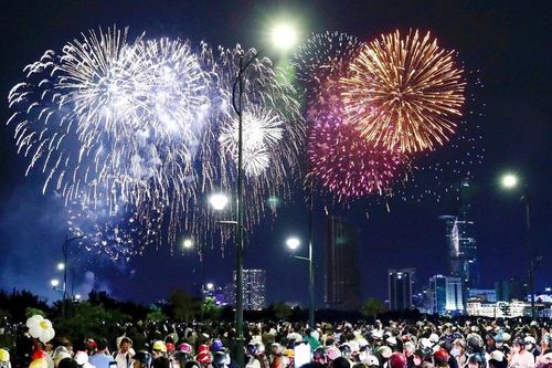 Các địa phương quyết định việc tổ chức bắn pháo hoa chào mừng năm mới