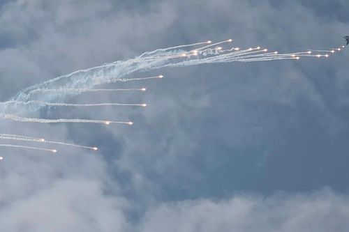 Chiến đấu cơ SU-30MK2 nhào lộn, nhả bẫy nhiệt tại Triển lãm Quốc phòng quốc tế Việt Nam 2024