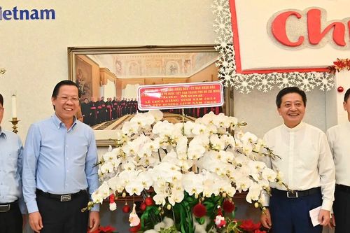 Chủ tịch UBND TPHCM Phan Văn Mãi thăm, chúc mừng Giáng sinh các tổ chức, cá nhân tiêu biểu
