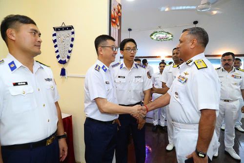 Cảnh sát biển Việt Nam chào xã giao Tư lệnh bờ Tây Lực lượng Bảo vệ bờ biển Ấn Độ