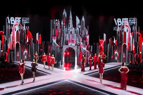 Hoa hậu Thanh Thủy và 60 người đẹp Hoa hậu Quốc gia Việt Nam 2024 rực rỡ trên sàn diễn VBFF