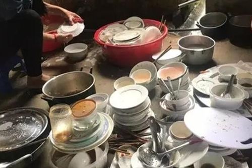 Sợ về quê chồng vì phải rửa cả chục mâm bát