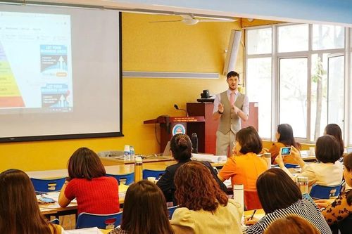 Xây dựng chương trình, tài liệu bồi dưỡng cán bộ quản lý GD: Cẩm nang gối đầu