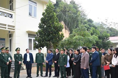 Thắm tình quân dân cùng 'Xuân Biên phòng ấm lòng dân bản'