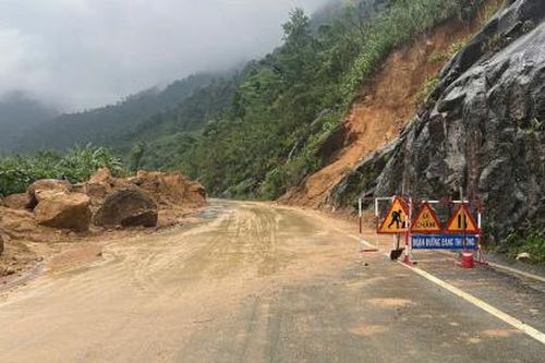 Thông xe đèo Khánh Lê sau 4 ngày sạt lở