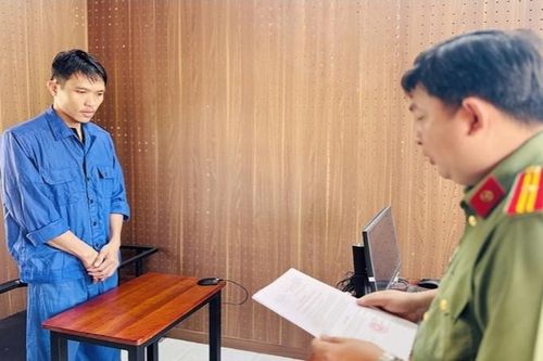 Khởi tố 2 đối tượng mua bán, tàng trữ trái phép vũ khí quân dụng