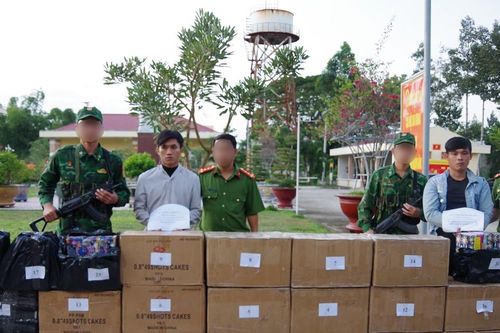 Bắt giữ đối tượng vận chuyển gần 600 kg pháo lậu