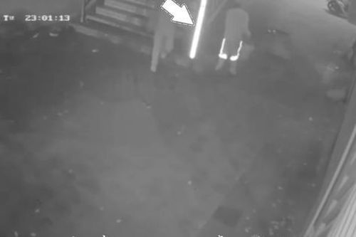 CLIP: Nghi phạm cầm xô xăng phóng hỏa đốt quán cà phê làm 11 người chết ở Hà Nội