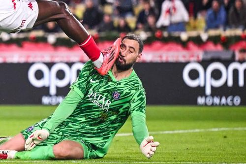 Cận cảnh cú đạp kinh hoàng vào mặt thủ môn Donnarumma