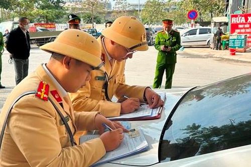 Kiểm tra ra vi phạm, 'đóng cửa' bãi xe không phép tại Linh Đàm