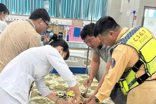 CSGT dùng xe đặc chủng chở cháu bé đi cấp cứu