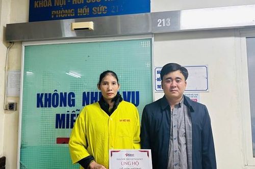 Trao hơn 45 triệu đồng đến em Lê Văn Hoàng bị tai nạn giao thông