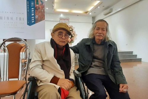 Họa sĩ Đào Minh Tri 74 tuổi ngồi xe lăn ra mắt sách
