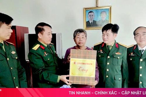 Thăm hỏi, tặng quà cho gia đình chính sách, người có công
