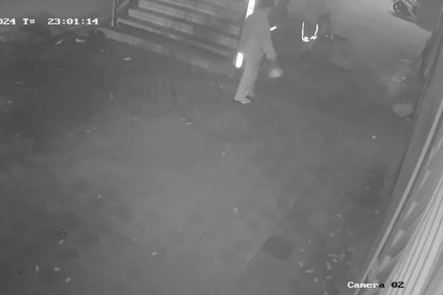 Camera giám sát ghi cảnh nghi phạm phóng hỏa đốt quán trên đường Phạm Văn Đồng