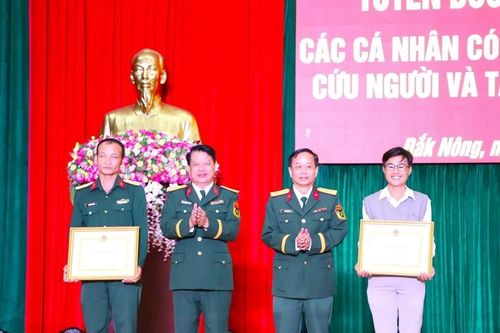 Đắk Nông: Tuyên dương 2 cá nhân cứu người điều khiển ôtô bị rơi xuống hồ