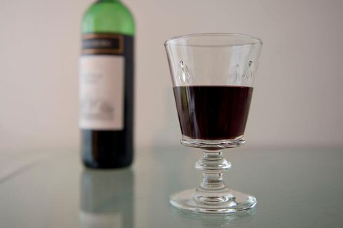 Uống một chai rượu vang mỗi tuần có thể tốt cho tim mạch