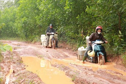 Xã đông dân cư nhưng hàng chục năm chưa có đường kiên cố