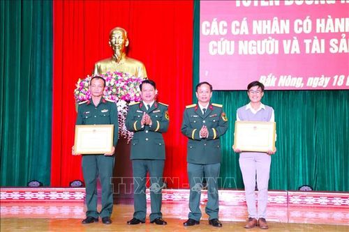 Tuyên dương 2 cá nhân cứu người điều khiển ô tô bị rơi xuống hồ