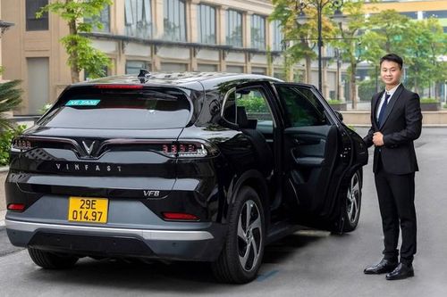 Tỷ phú Phạm Nhật Vượng dừng dịch vụ taxi bằng xe VinFast VF 8