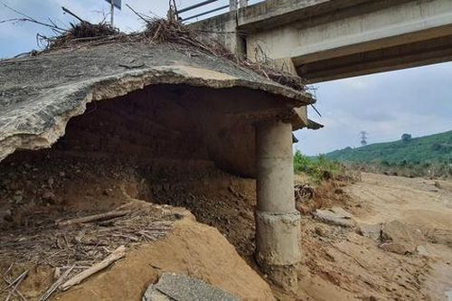 Cận cảnh cây cầu bị hư hỏng nghiêm trọng, Quảng Bình phải công bố tình huống khẩn cấp
