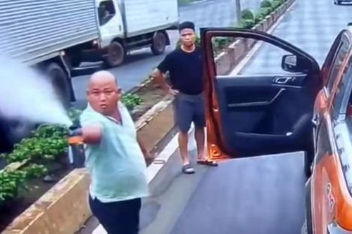Bất ngờ nhân thân người đàn ông cầm gậy sắt, bình xịt hơi cay đe dọa nam tài xế
