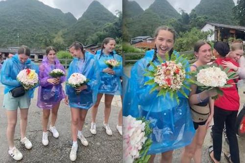 Du khách Tây 'choáng' với món quà độc lạ từ các anh xe ôm ở Hà Giang