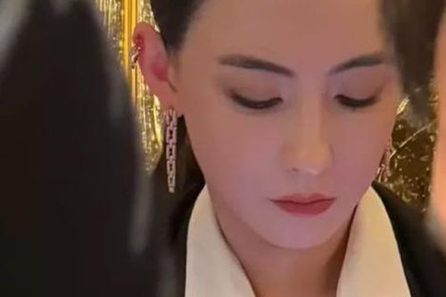 Có gì khiến 27 triệu người xem bức ảnh chụp trộm của Trương Bá Chi?