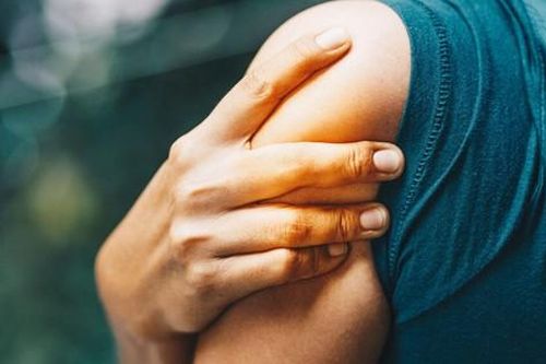 Nhức mỏi, căng cứng cơ có thể do bệnh lý tiềm ẩn nghiêm trọng