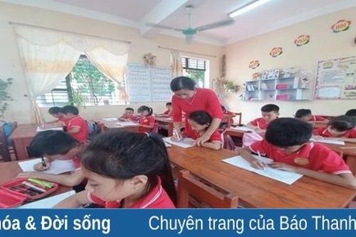 Cô giáo tiểu học hết mình vì học sinh thân yêu
